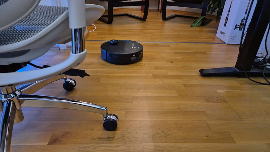 Der MOVA Z60 Ultra hinterlässt beim Wischen eine gleichmäßige, saubere Spur auf Parkettboden.